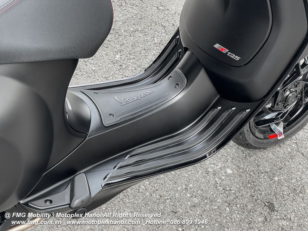 Sàn để chân được ốp cao su chống trơn trượt tăng độ an toàn khi lái xe và dừng đỗ xe