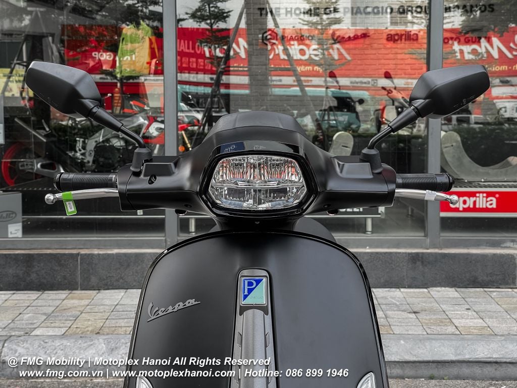 Phần đầu đèn Vespa Sprint S 150&nbsp;được thiết kế hình đa giác đường viền đen