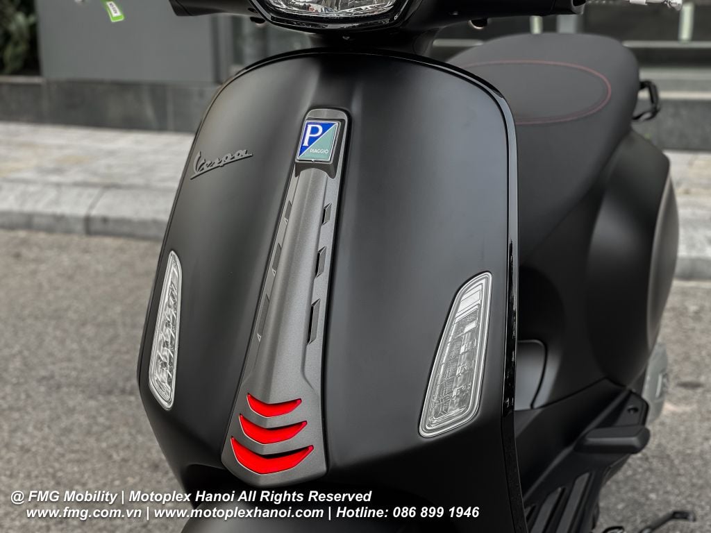 Cà vạt&nbsp;và khe gió được thiết kế phong cách&nbsp;thể thao và sang trọng