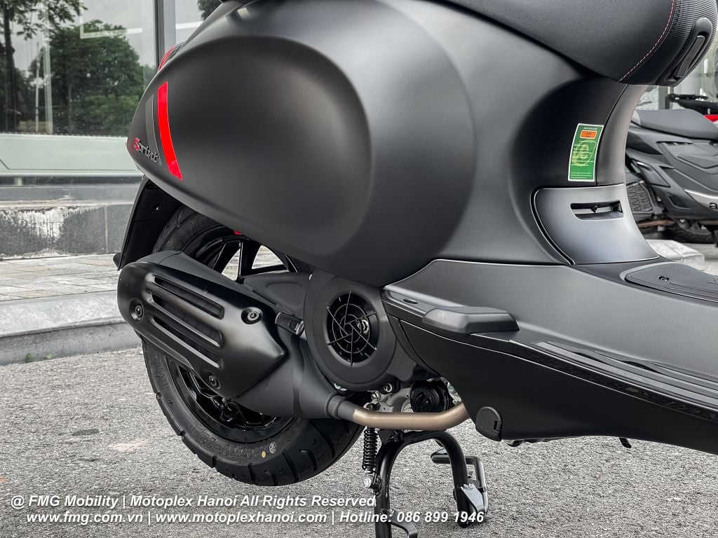 Ốp ống xả được sơn đen mờ&nbsp;trên Vespa Sprint S 150 đậm chất thể thao, khỏe khoắn