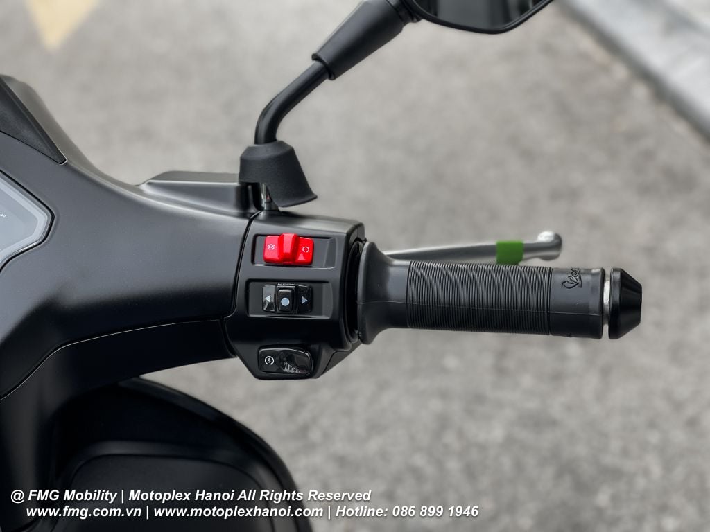 Tay nắm chắc chắn kết hợp cùng phím bấm ngắt động cơ khẩn cấp