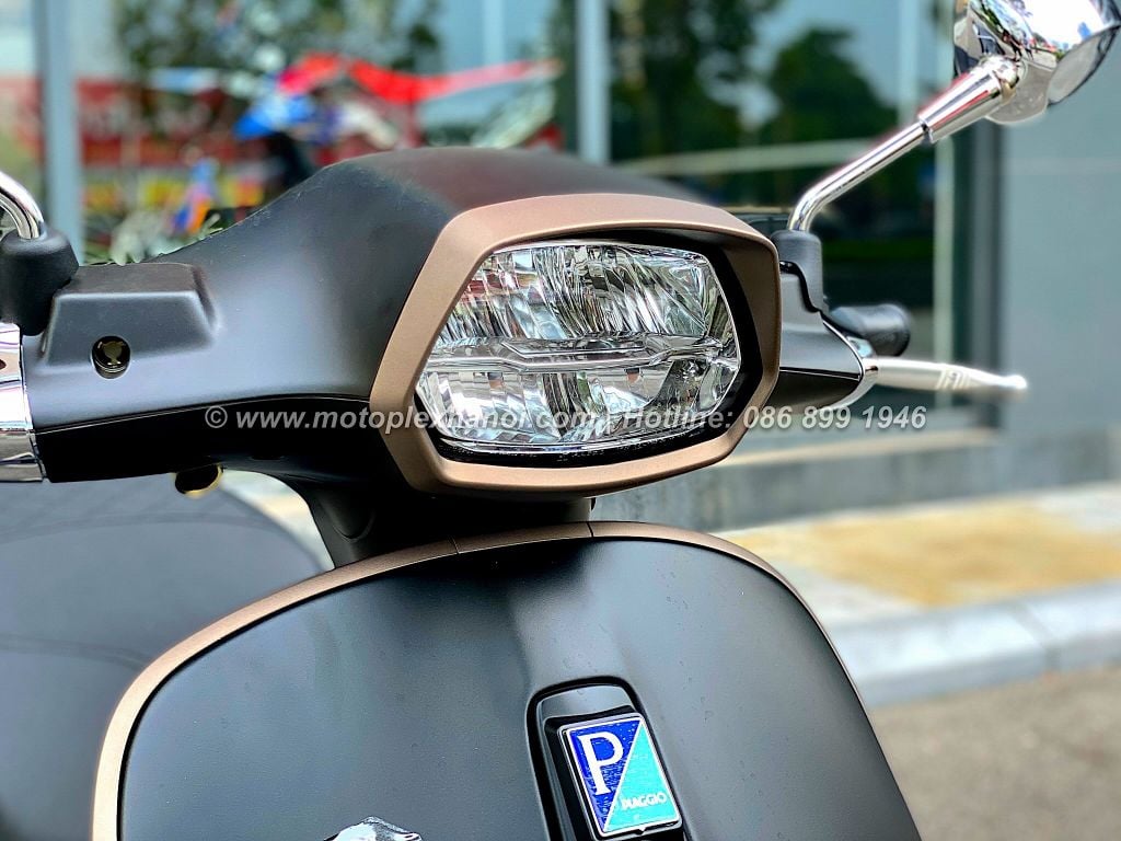 Hệ thống đèn pha 2 tầng Full LED trên Vespa Sprint S 125 TFT giúp gia tăng khả năng chiếu sáng tối đa