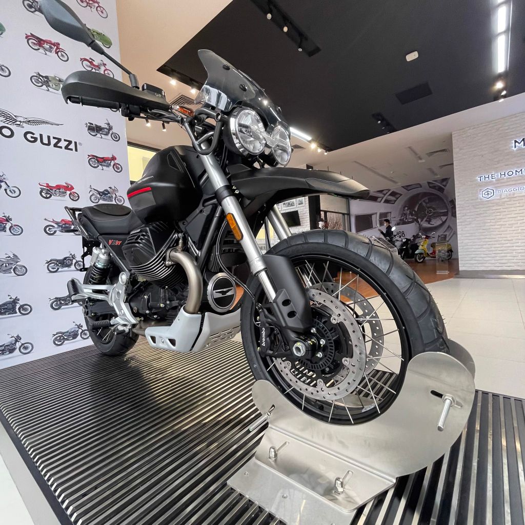 Moto Guzzi V85TT Travel có giá bán chính hãng là 505,000,000 VNĐ (đã bao gồm VAT).