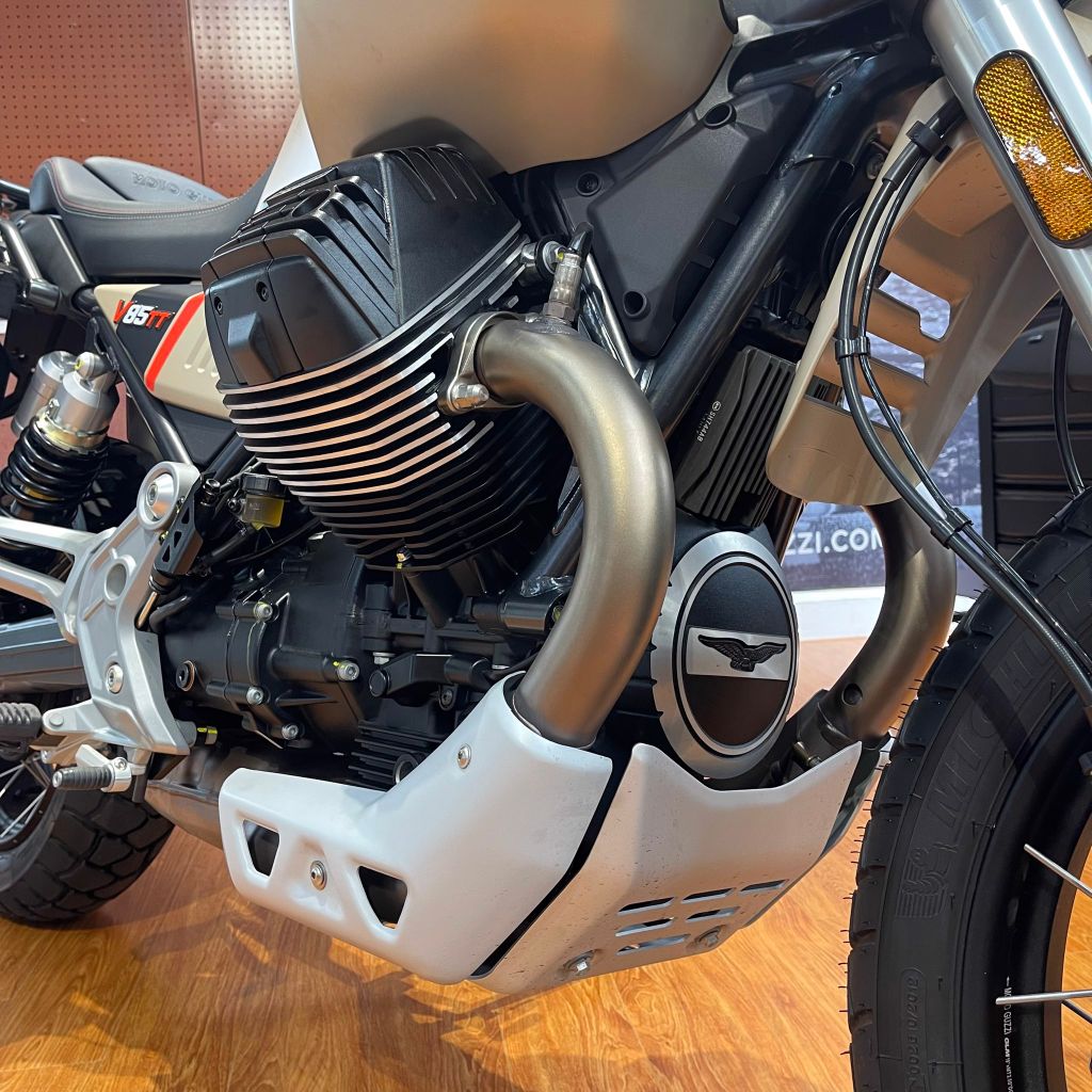 Moto Guzzi V85TT Travel có giá bán chính hãng là 505,000,000 VNĐ (đã bao gồm VAT).