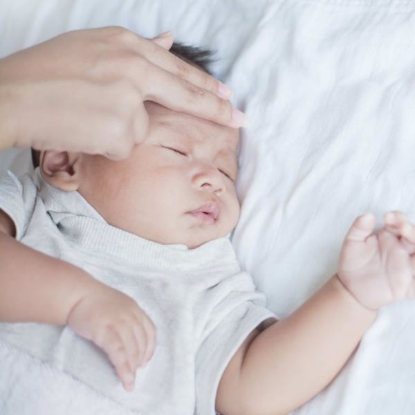 Ba mẹ cần xác định được con bị sốt hay chỉ là tăng thân nhiệt thông thường để có cách xử trí phù hợp