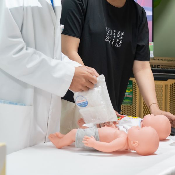 Nách và bẹn là hai vị trí cần được chú trọng khi lau mát, hạ sốt cho trẻ