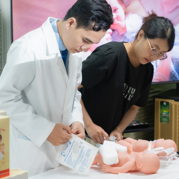Nách và bẹn là hai vị trí cần được chú trọng khi lau mát, hạ sốt cho trẻ