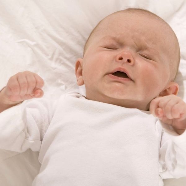 Nách và bẹn là hai vị trí cần được chú trọng khi lau mát, hạ sốt cho trẻ