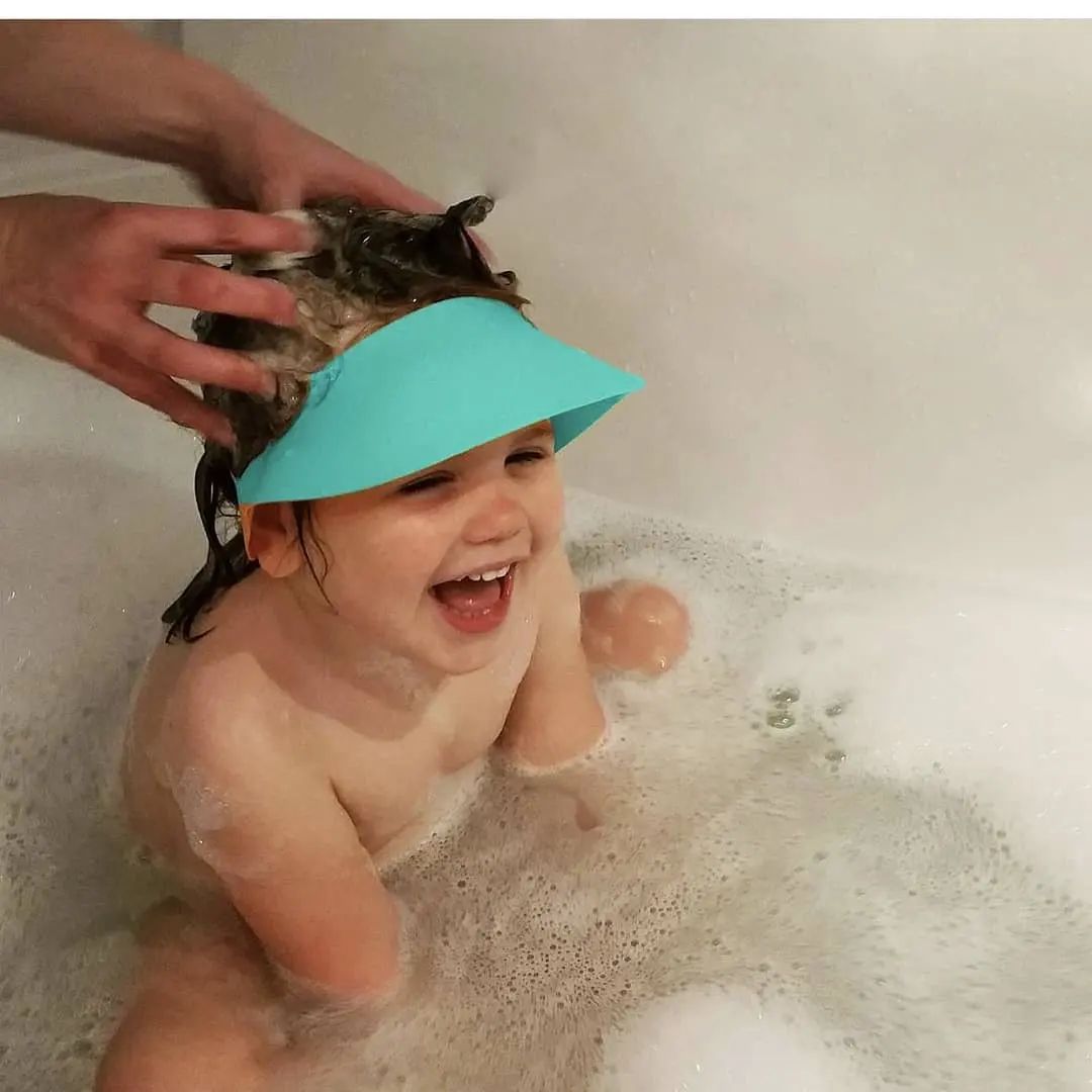 Mũ gội đầu chắn nước cho bé có thật sự cần thiết?