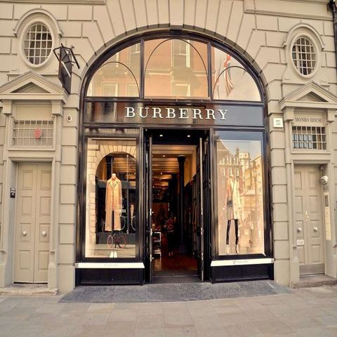 Burberry - Một trong những tượng đài vĩ đại của thời trang thế giới