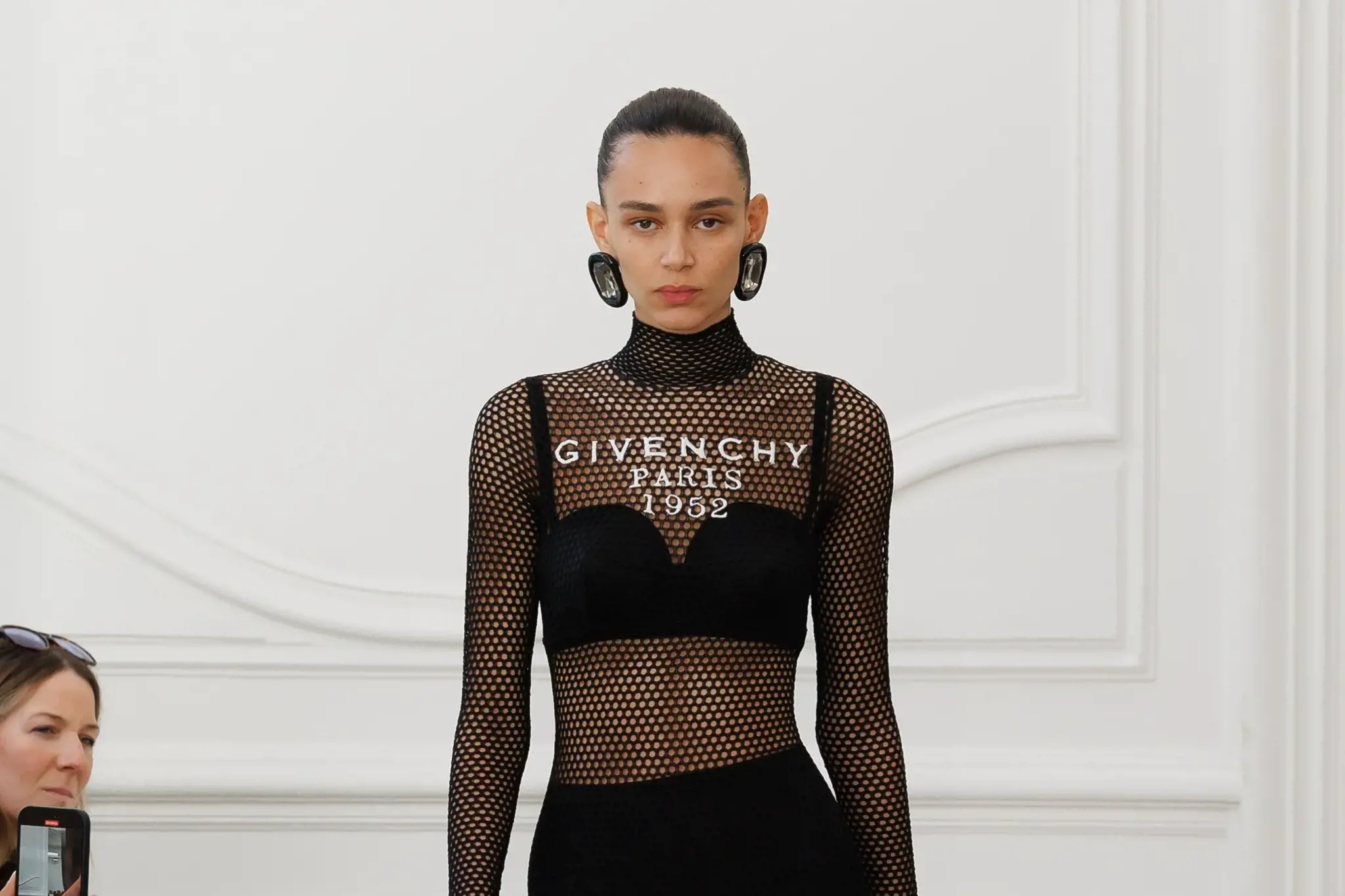 Sarah Burton tiếp nối di sản và mở ra chương mới cho Givenchy