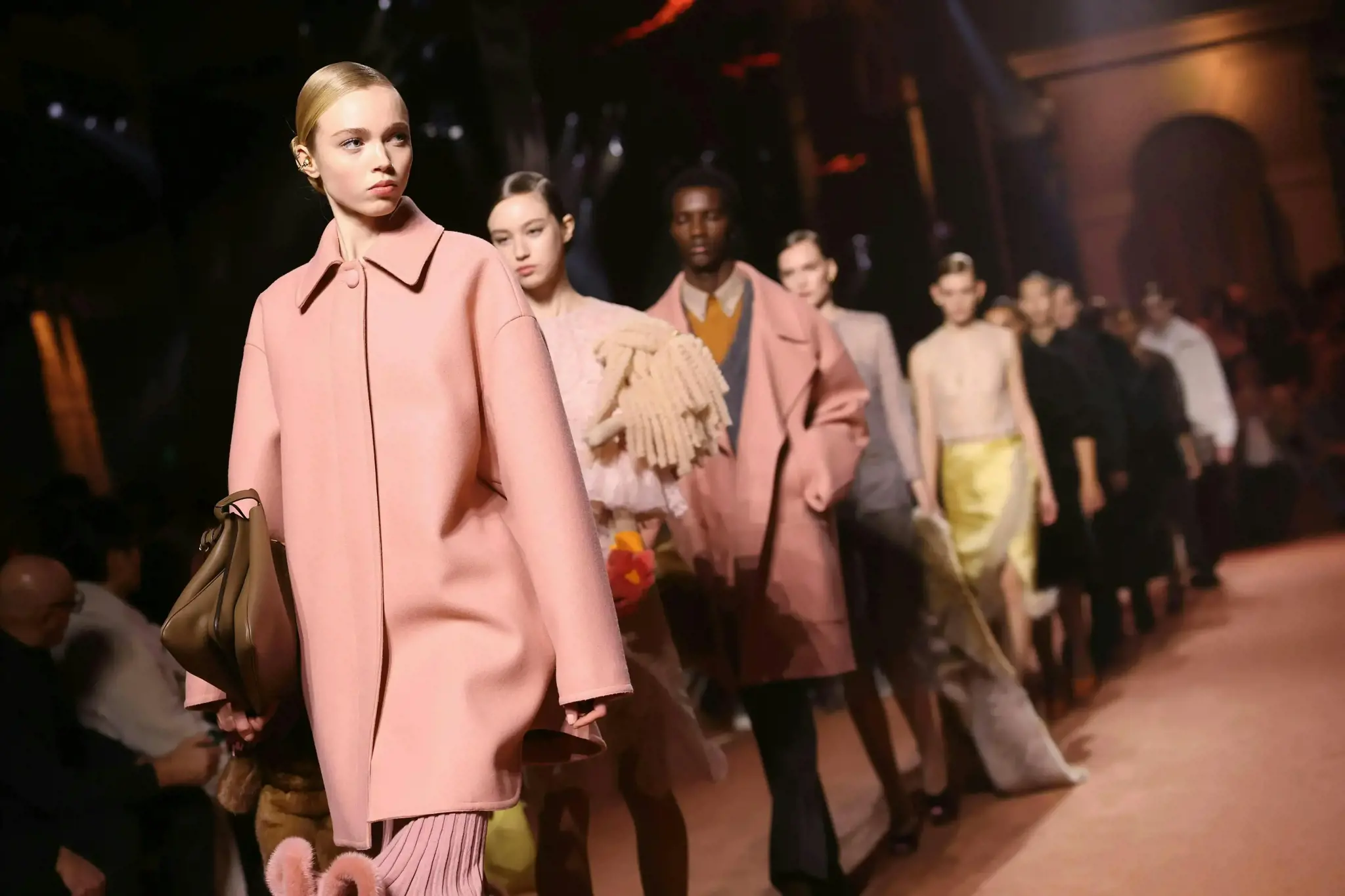Fendi kỷ niệm 100 năm: Tôn vinh di sản và hướng tới tương lai