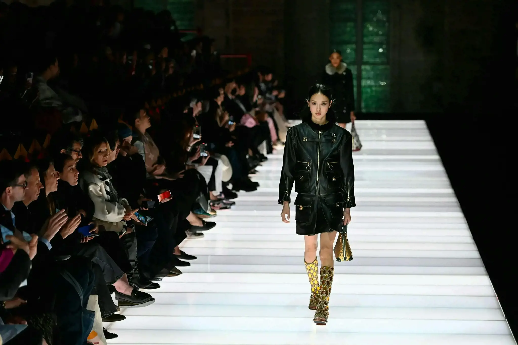 Louis Vuitton Cruise 2026: Sự giao thoa thời gian tại Palais des Papes