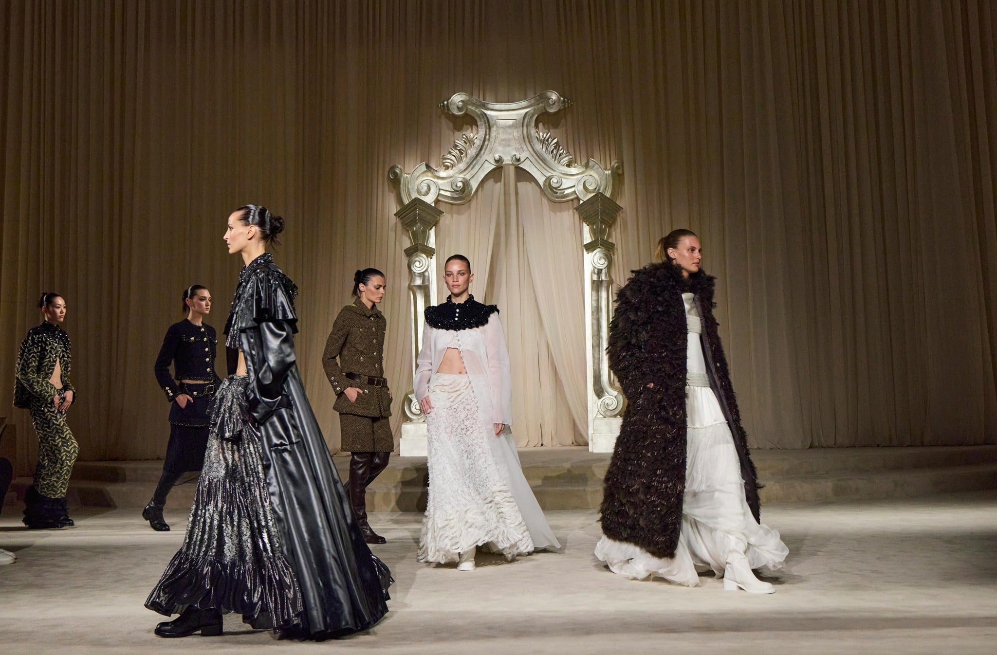Chanel Métiers d’Arts tái sinh tại New York dưới thời Blazy