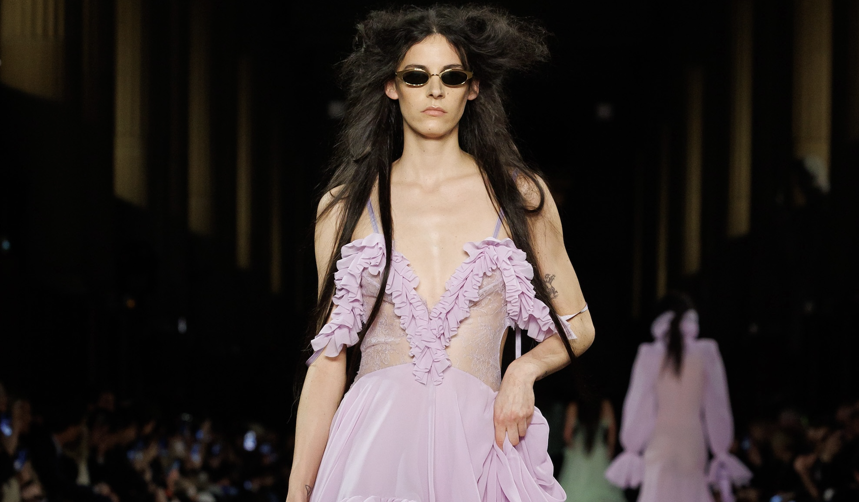 Alexander McQueen Thu-Đông 2025: Hòa quyện cổ điển và đương đại