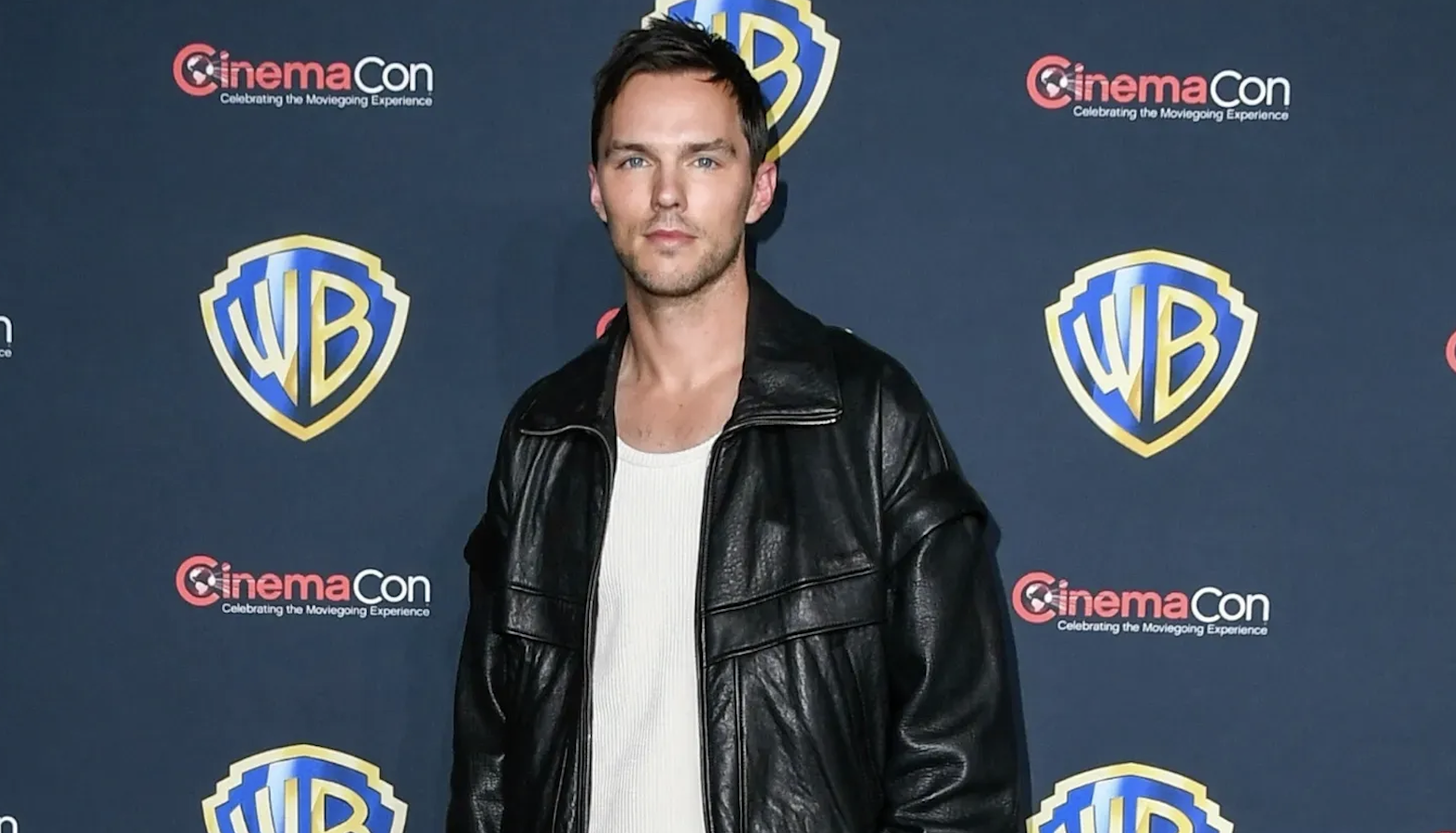 Nicholas Hoult tỏa sáng với trang phục Saint Laurent tại CinemaCon