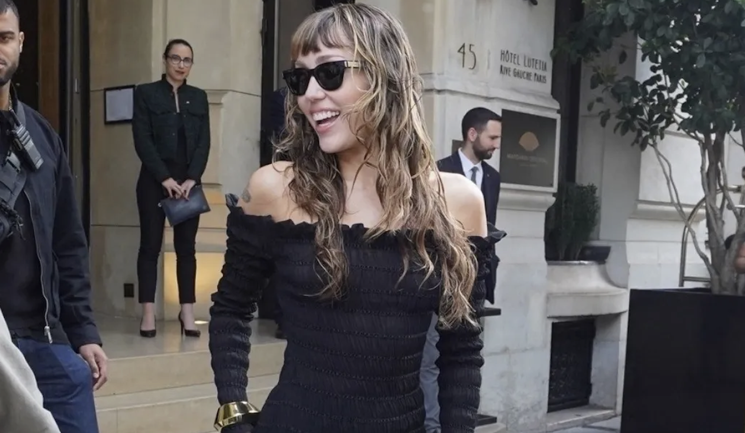 Miley Cyrus phá vỡ mọi giới hạn thời trang với Saint Laurent tại Paris