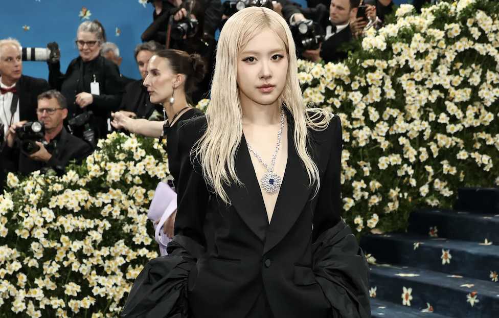 Phong cách thanh lịch của ROSÉ với Saint Laurent trước thềm Met Gala