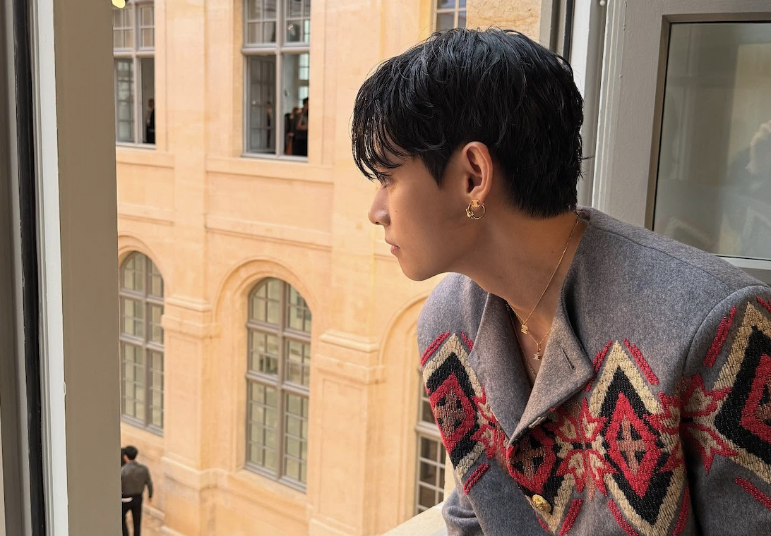 V (BTS) tái xuất: Càn quét Paris với phong cách Celine đỉnh cao