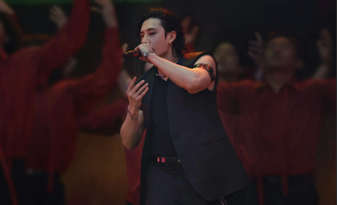 Bang Chan tỏa sáng với trang phục Fendi trong World Tour