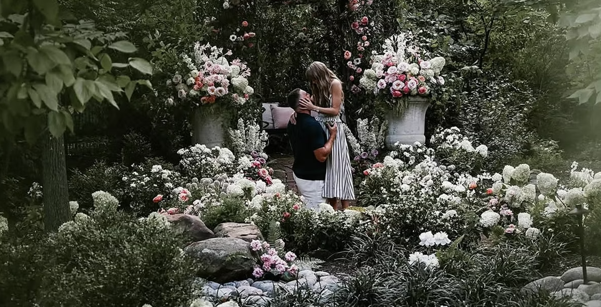 Taylor Swift diện chiếc váy Ralph Laurent thanh lịch trong lễ cầu hôn