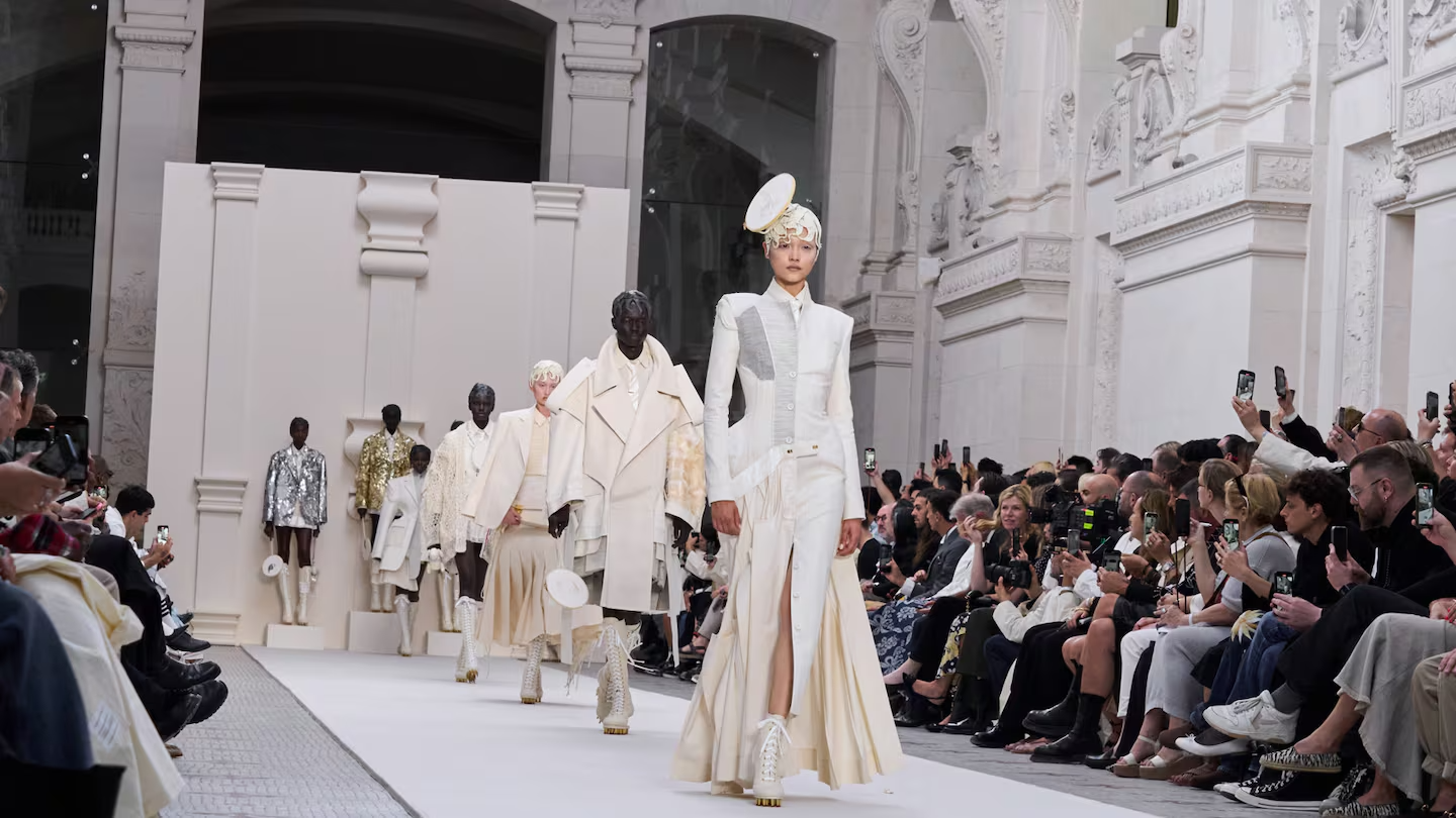 Thom Browne HC FW24: Bức tranh dang dở được dệt bằng vải muslin