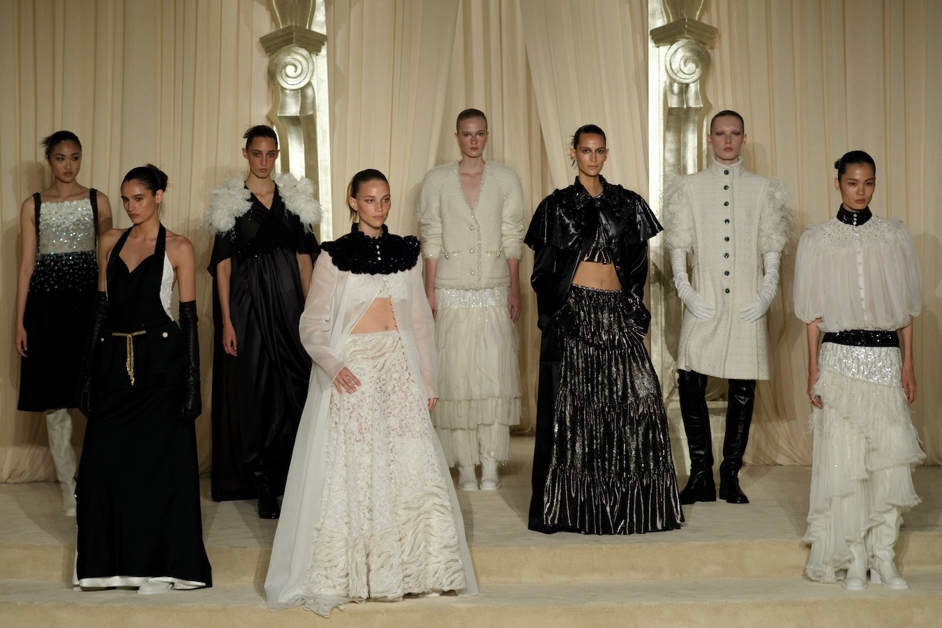 Chanel Haute Couture 2025 ẩn mình trong sự tĩnh lặng thanh tao
