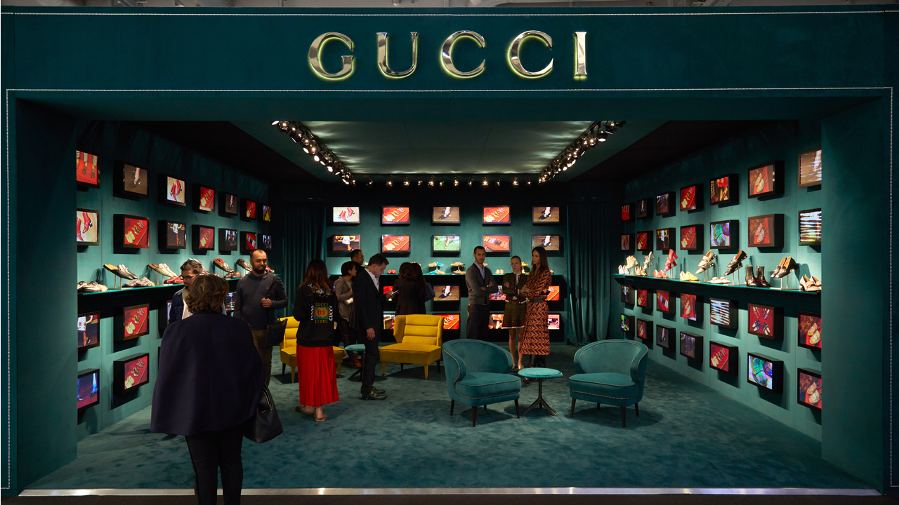 Túi xách, giày dép đến... lược Gucci  cũng bị làm fake