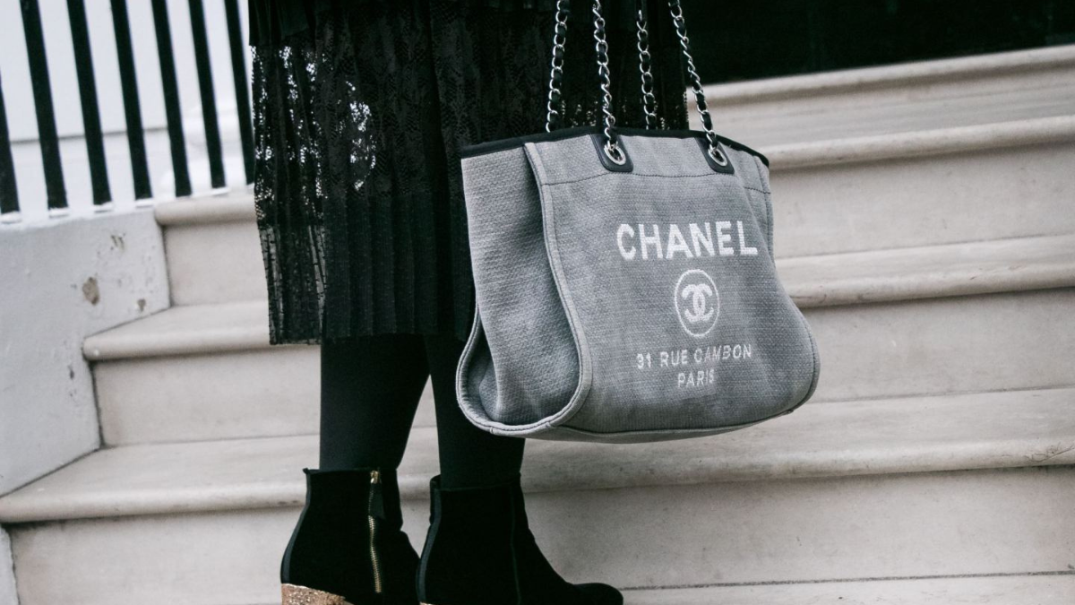 Soi đồ hiệu: 7 bước quan trọng để xác định Chanel Deauville Bag chính hãng