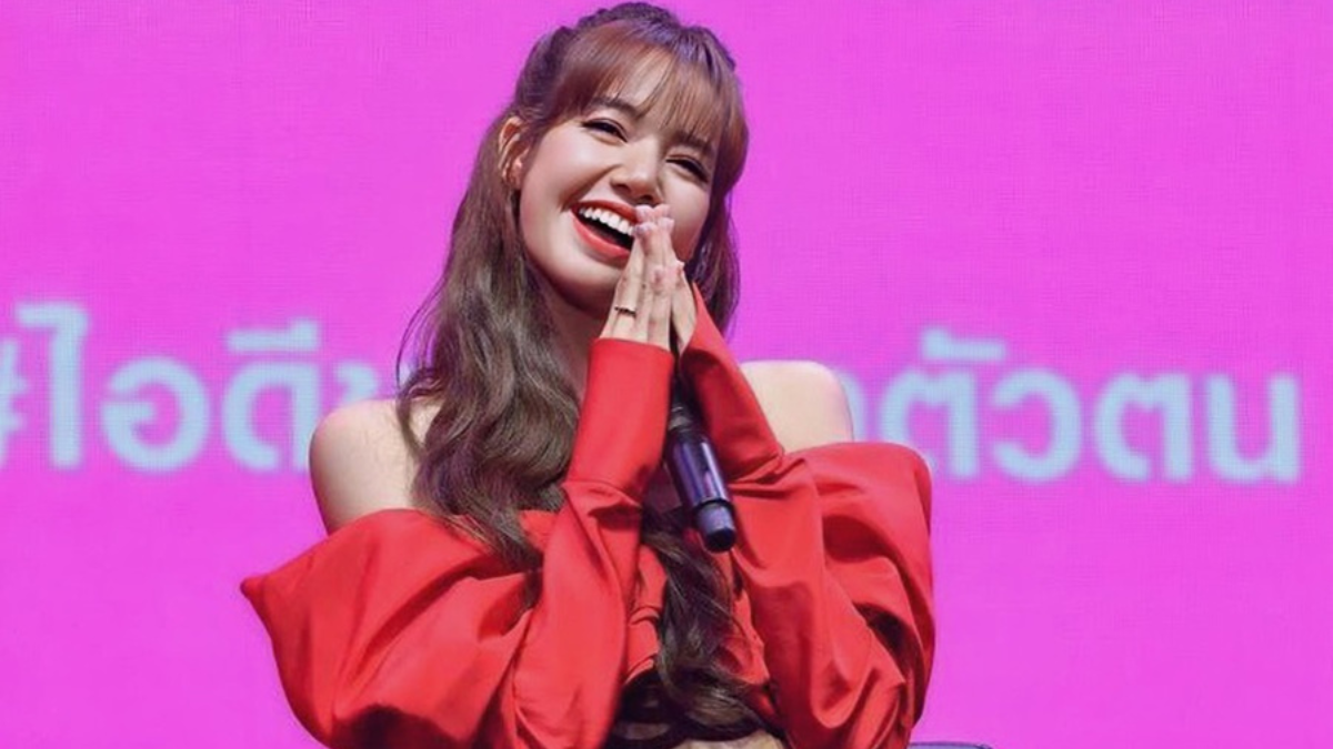 Lisa (BLACKPINK) diện trang phục đến từ nhà thiết kế Việt