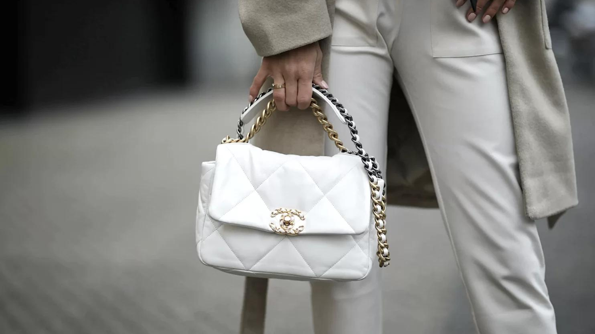 Soi đồ hiệu: 7 mẹo nhỏ để phân biệt Chanel 19 Bag real và fake
