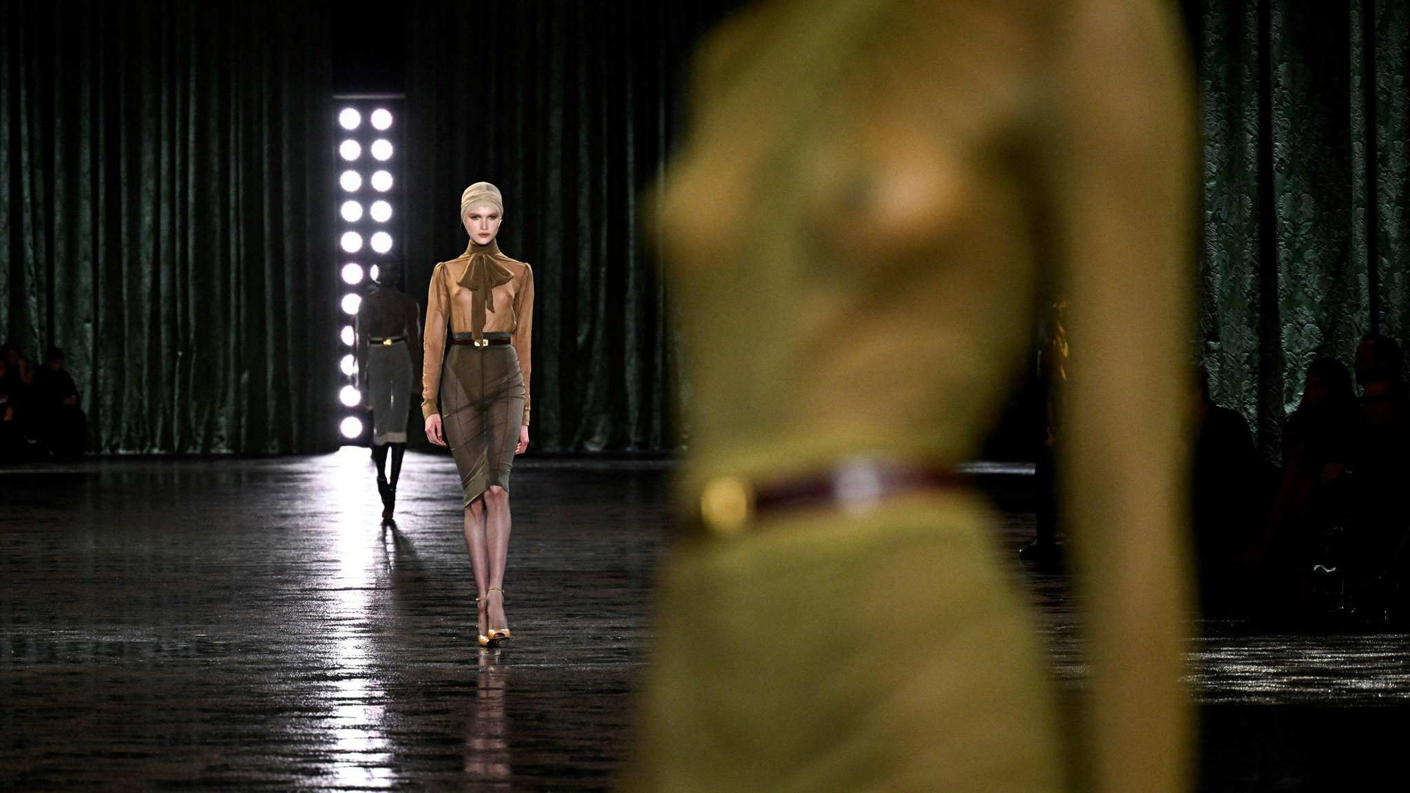 Một Mùa Thu Mới: Sự Lột Xác của 'Naked Dresses' trong Thế Giới của Saint Laurent