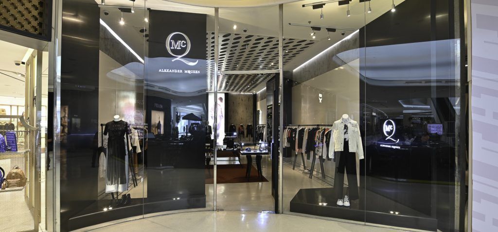 alexander-mcqueen-xem-xet-khai-tu-dong-san-pham-mcq