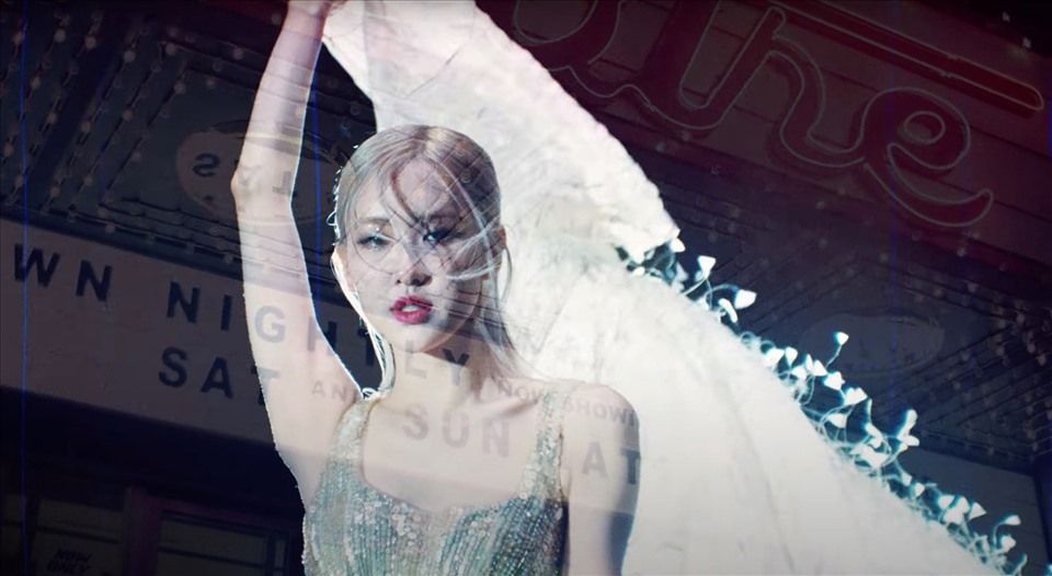 lisa-blackpink-dien-trang-phuc-den-tu-nha-thiet-ke-viet