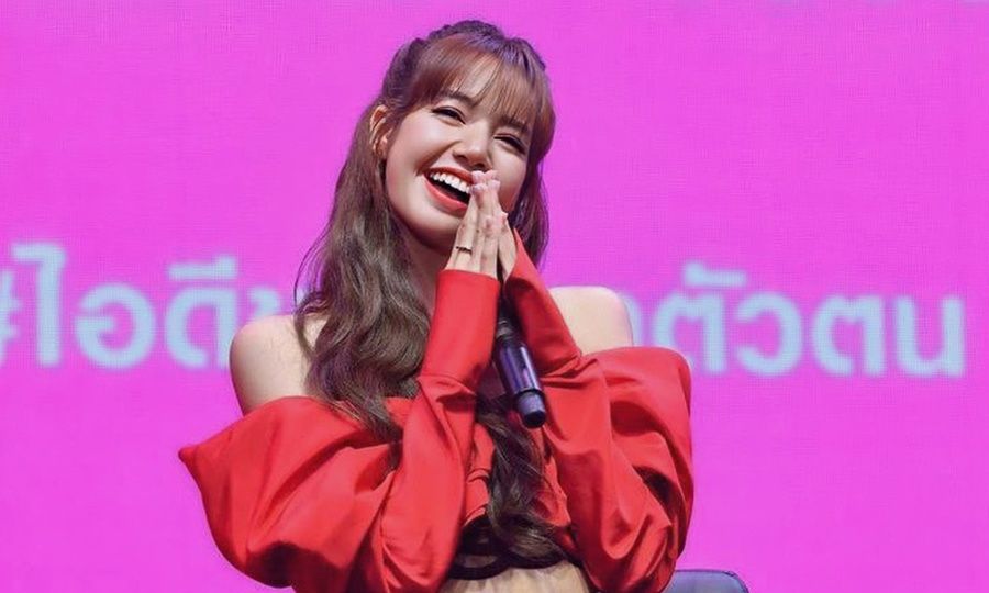 lisa-blackpink-dien-trang-phuc-den-tu-nha-thiet-ke-viet