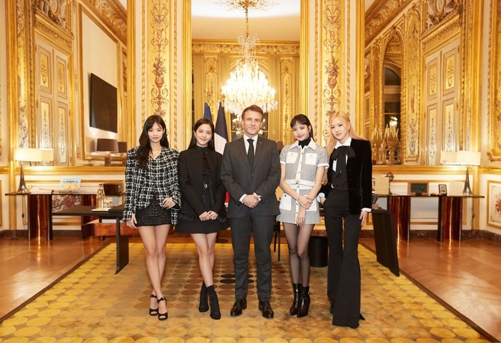 nhung-bo-canh-hang-hieu-cua-blackpink-khi-dien-kien-tong-thong-phap