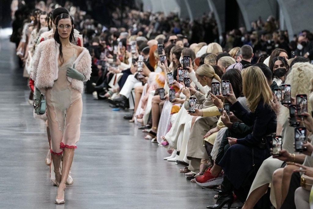 fendi-thu-dong-2023-thoi-trang-layer-mang-dam-phong-cach-haute-coutur