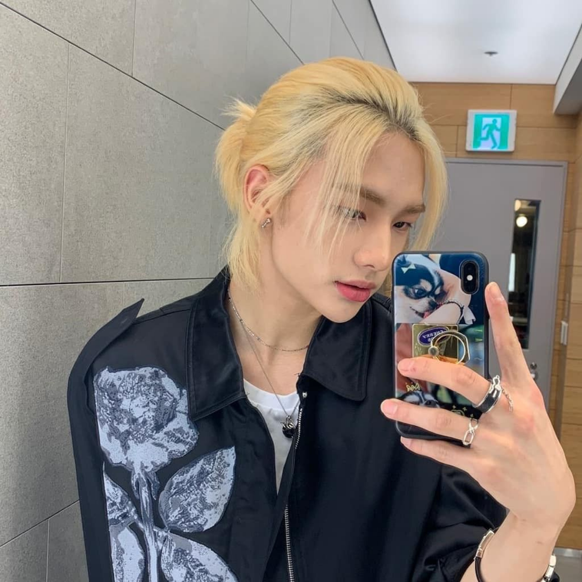 man-chao-san-day-bat-ngo-cua-hyunjin-stray-kids-tai-show-versace-resort-2024