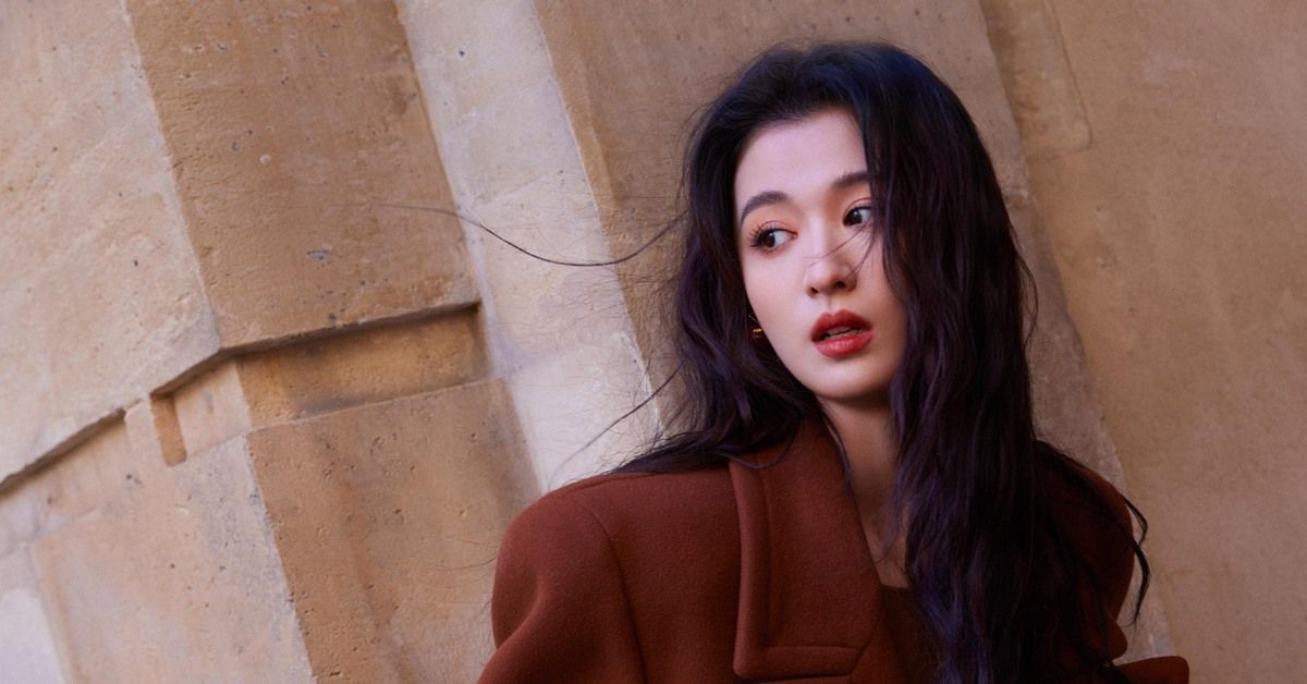 my-nu-xu-trung-gop-mat-tai-front-row-cua-show-ysl-thu-dong-2023