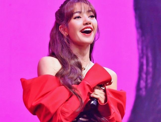 lisa-blackpink-dien-trang-phuc-den-tu-nha-thiet-ke-viet