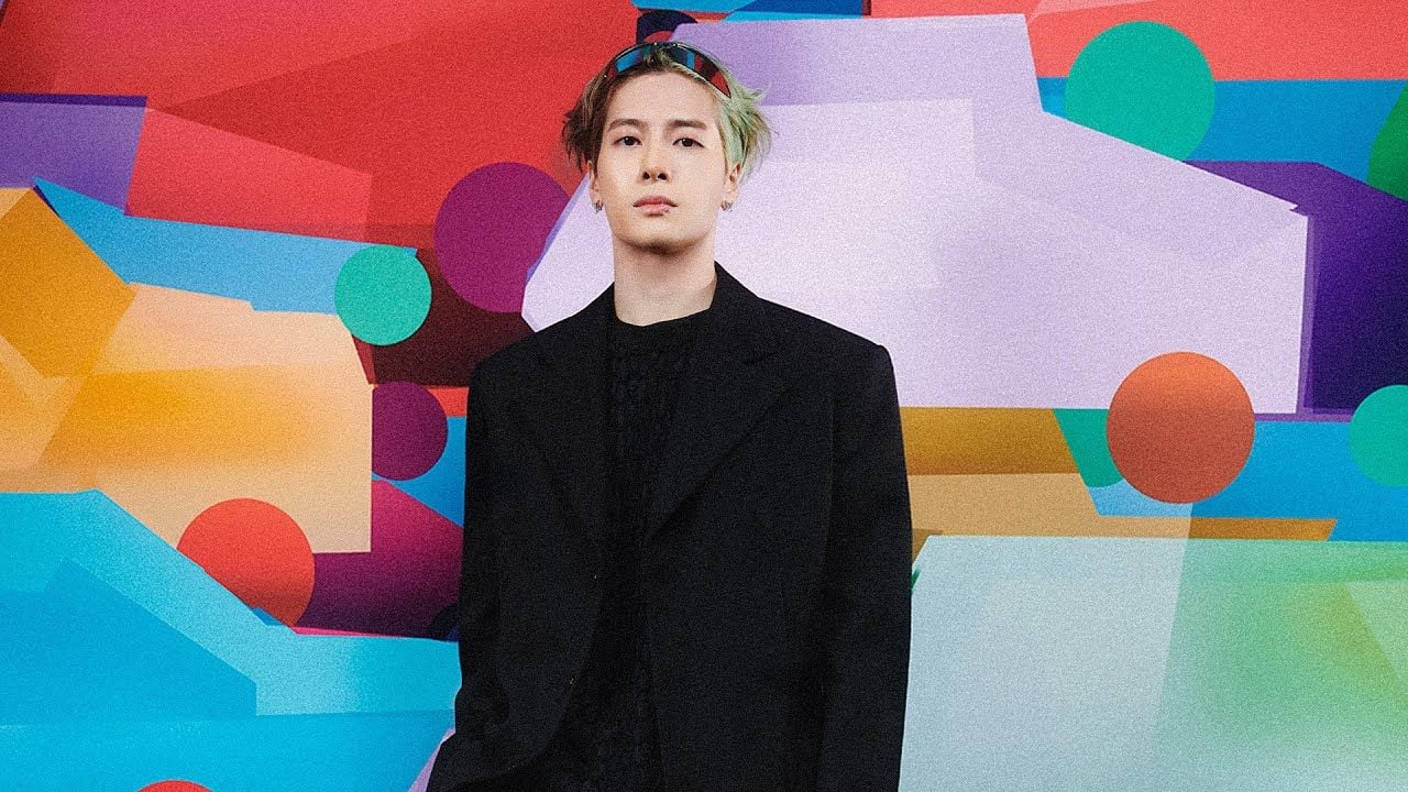 jackson-wang-du-ngoan-the-gioi-cung-nhung-chiec-vali-louis-vuitton