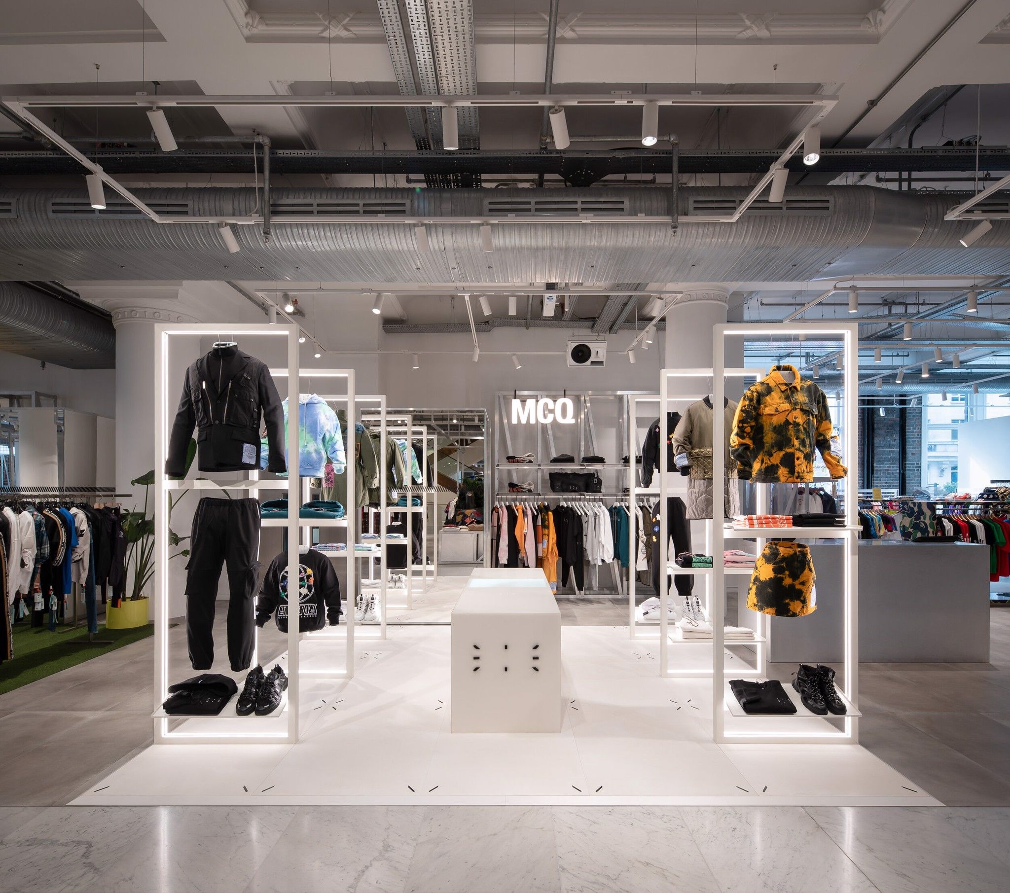 alexander-mcqueen-xem-xet-khai-tu-dong-san-pham-mcq