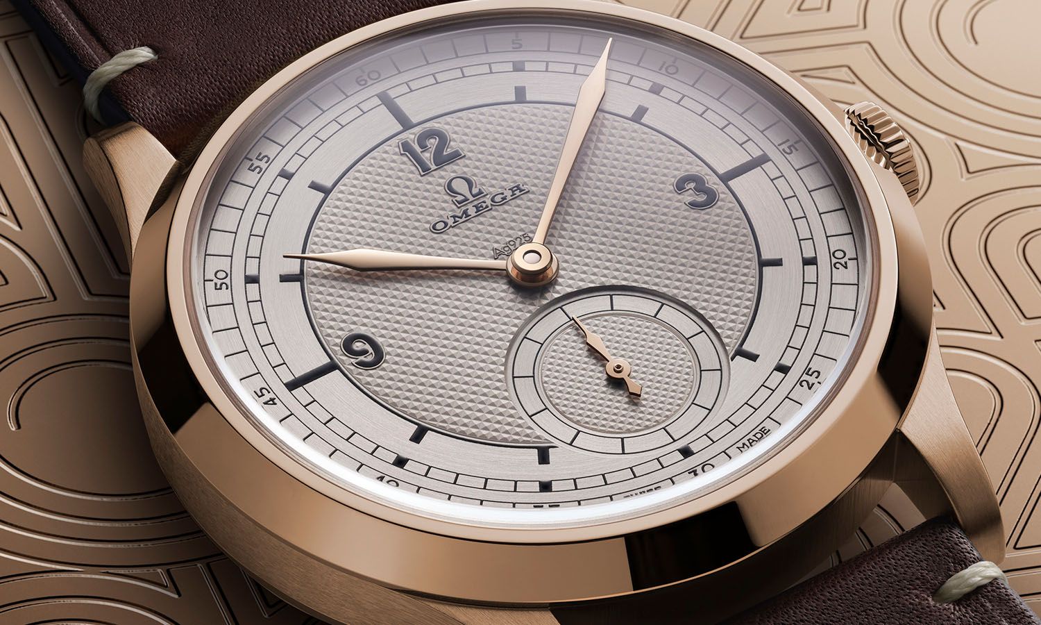 Hinh anh 2: Omega Paris 2024 Bronze Gold Edition: Bieu tuong huy chuong Olympic