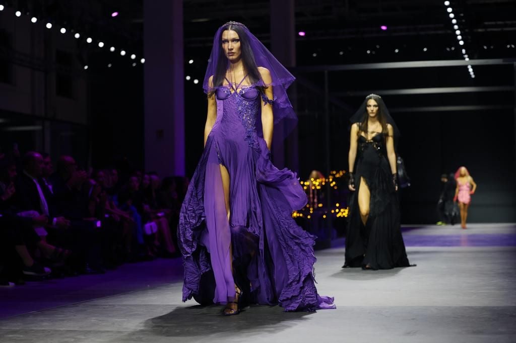 Hinh anh 3: Milan Fashion Week: Cuoc chien khong khoan nhuong cua Dolce & Gabbana va Versace