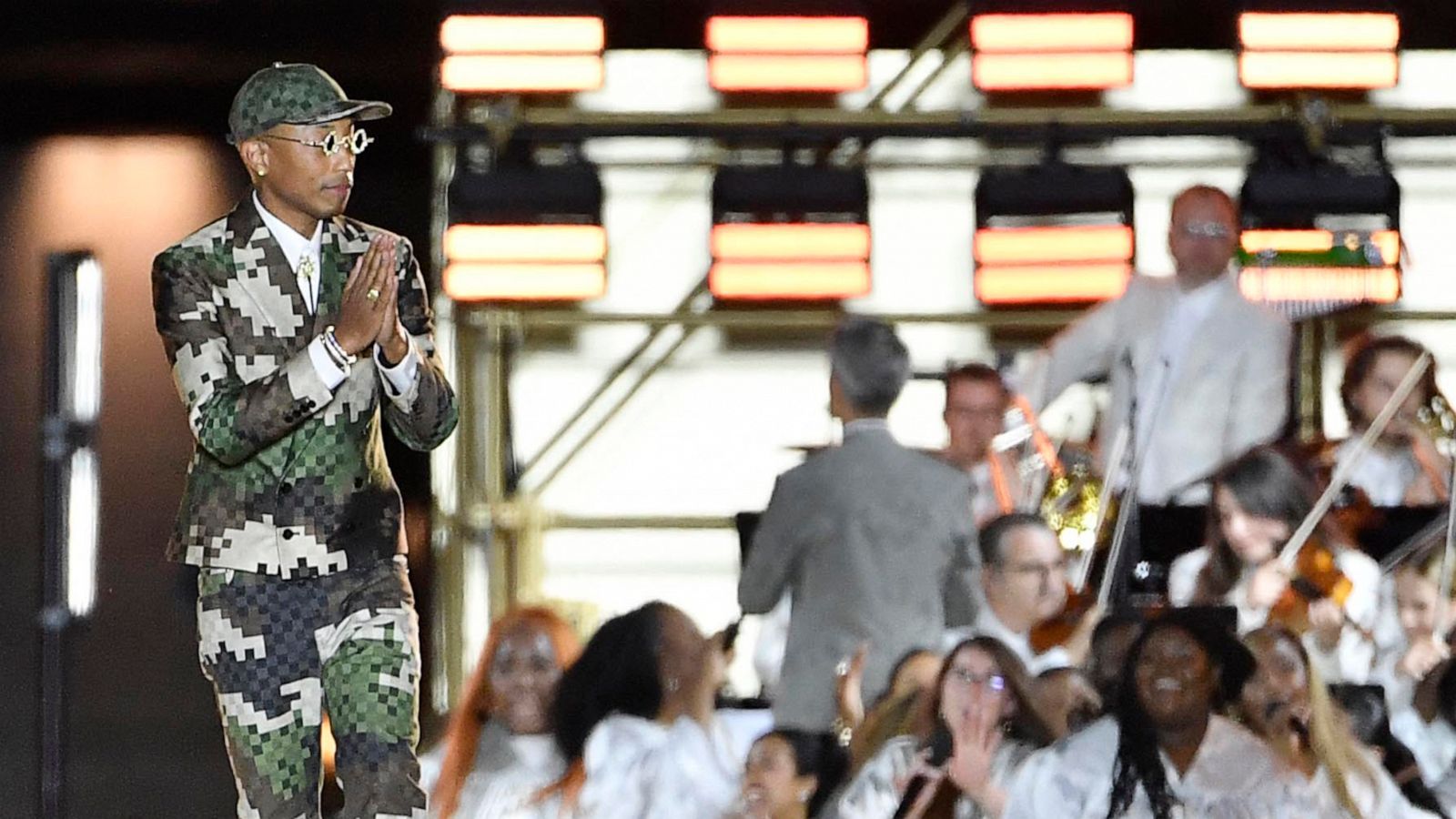 Hinh anh 2: Pharrell Williams' Louis Vuitton Debut nhan ve 1 ty luot xem