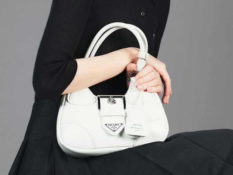 tui-xach-prada-moon-khi-phong-cach-vintage-2000-tro-nen-thinh-hanh-ho