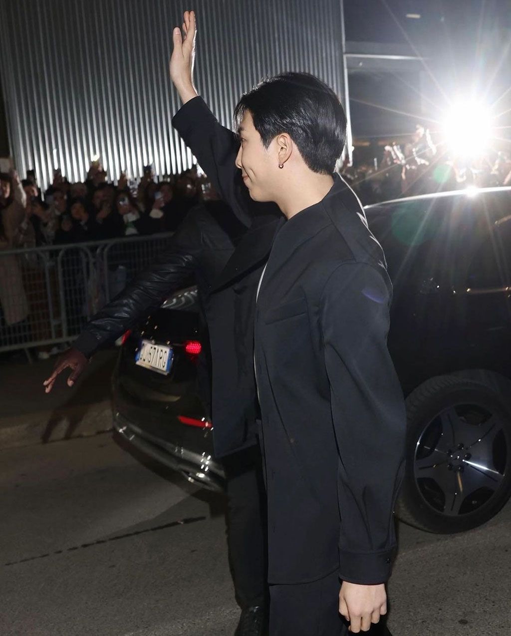 cu-bat-tay-giua-rm-bts-va-bottega-veneta-tai-milan-fashion-week-2023