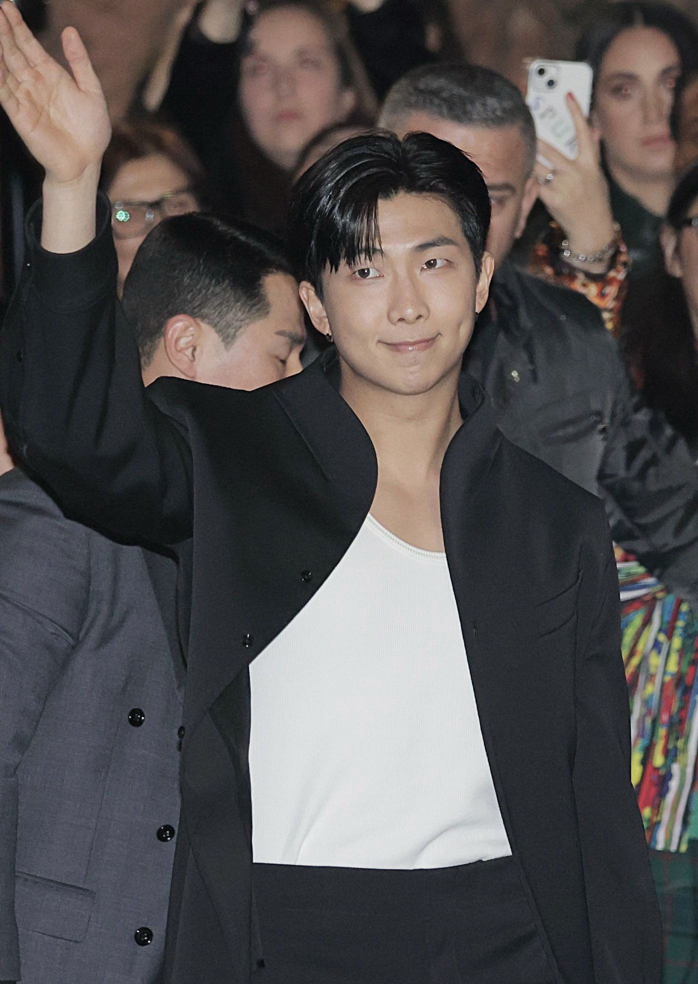 cu-bat-tay-giua-rm-bts-va-bottega-veneta-tai-milan-fashion-week-2023