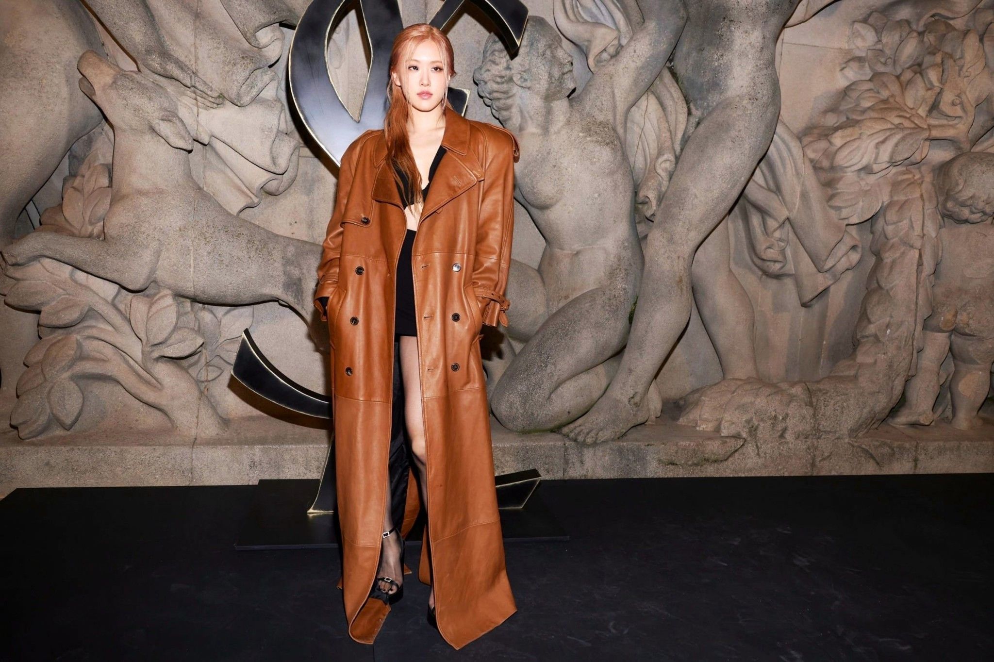 rose-voi-ve-ngoai-quyen-ru-do-bo-show-saint-laurent-thu-dong-2023