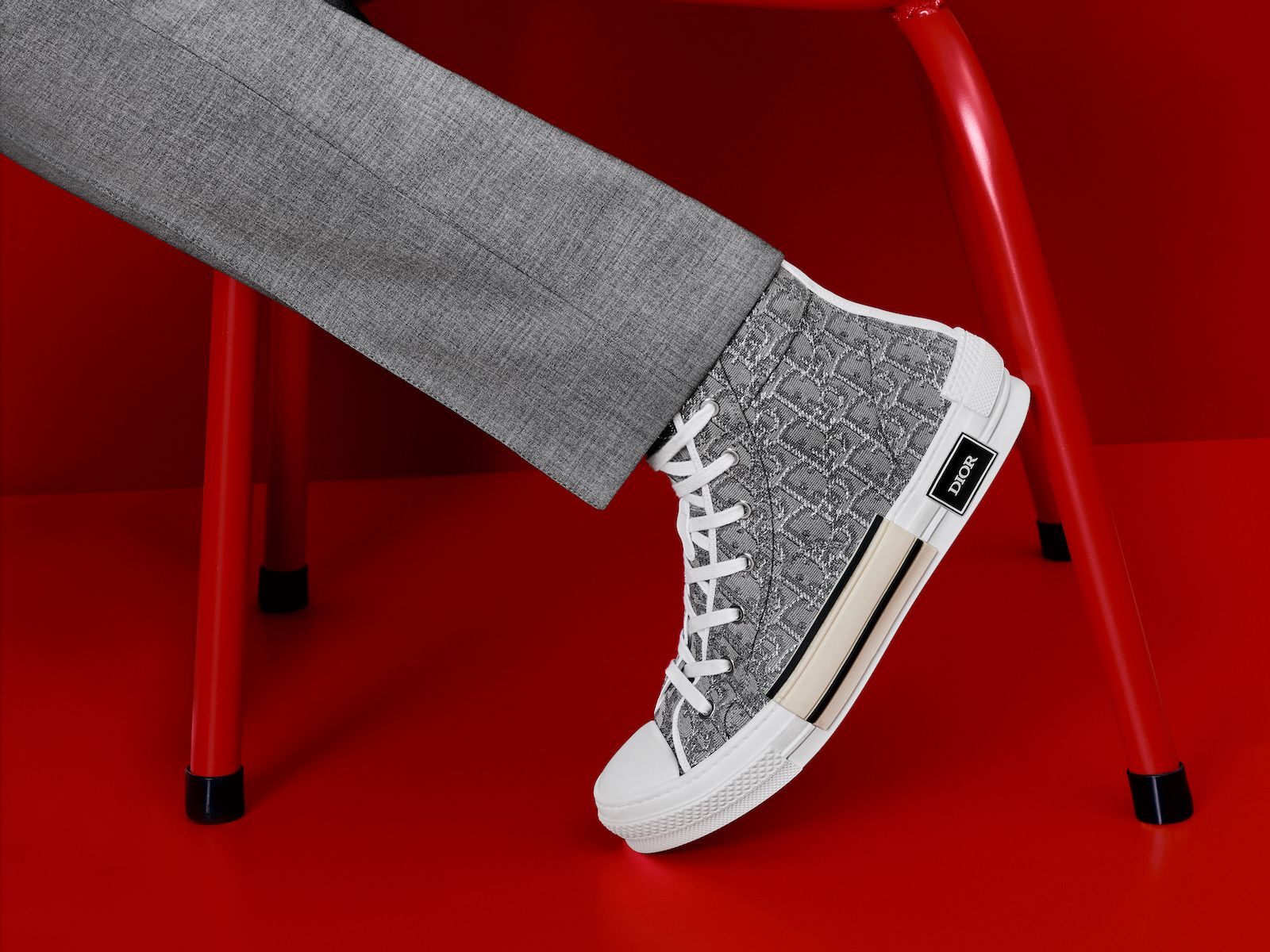 nha-mot-dior-danh-dau-su-tro-lai-cua-thiet-ke-b23-sneakers-trong-mua-t